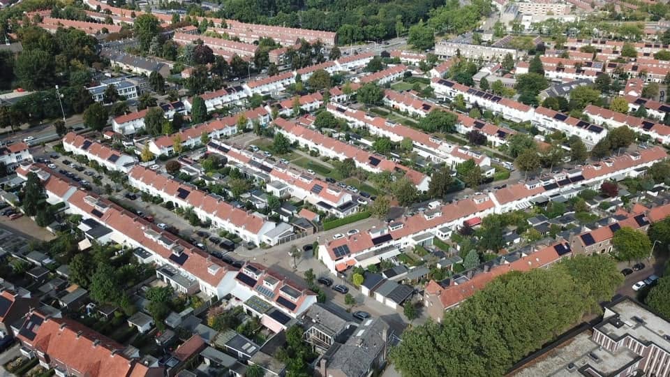 Luchtfoto van de witte huizen en straten van Sintenbuurt Noord